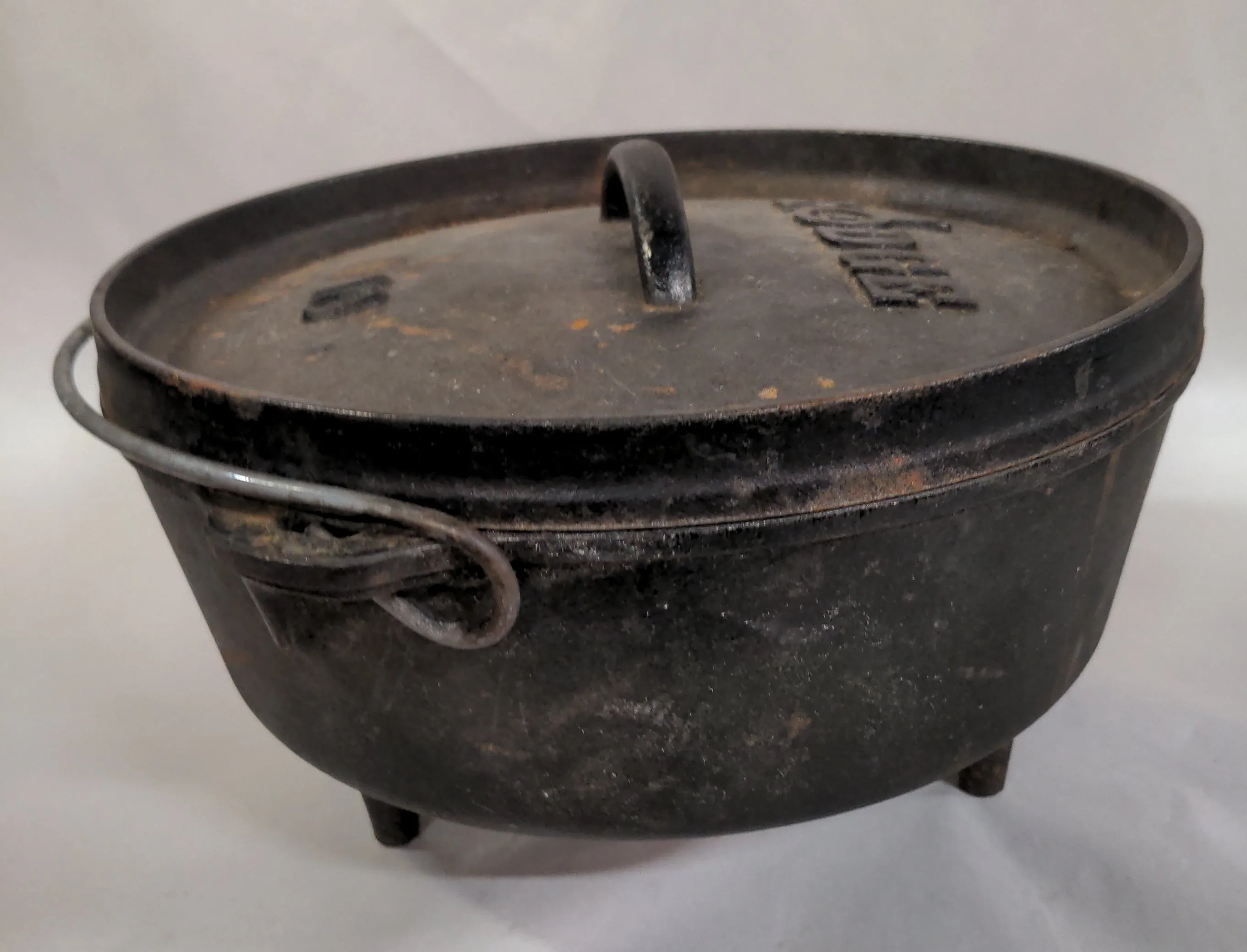 LODGE BRAND CAST IRON DUTCH OVEN